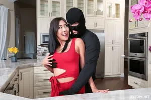 Con trai vừa đi công việc thì bố Người chồng đã đè vợ sắp cưới của con trai ra địt