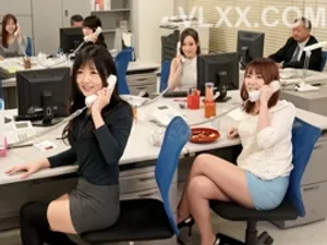 Cô gái trưởng thành thay má chăm sóc bố và em trai chu đáo