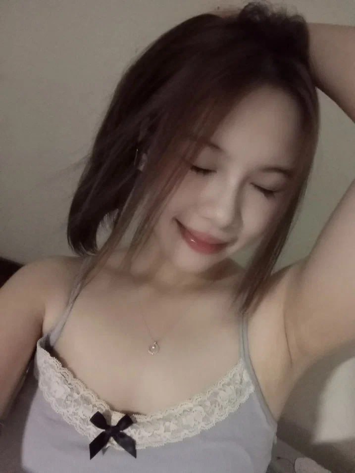 Chịch và xuất tinh bên trong cô gái tóc nâu gợi cảm