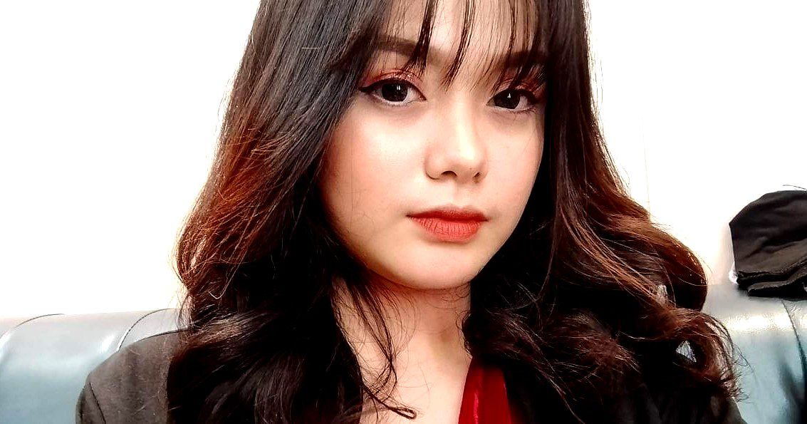 Cô gái tóc ngắn, trong sáng, mặt trẻ thơ hẹn gặp để quan hệ tình dục. Cô ấy mút và liếm con cặc lớn, nuốt và nhổ ra. Kỹ năng nói của cô ấy là hạng nhất. Hầu hết mọi người đều không thể chịu đựng được.